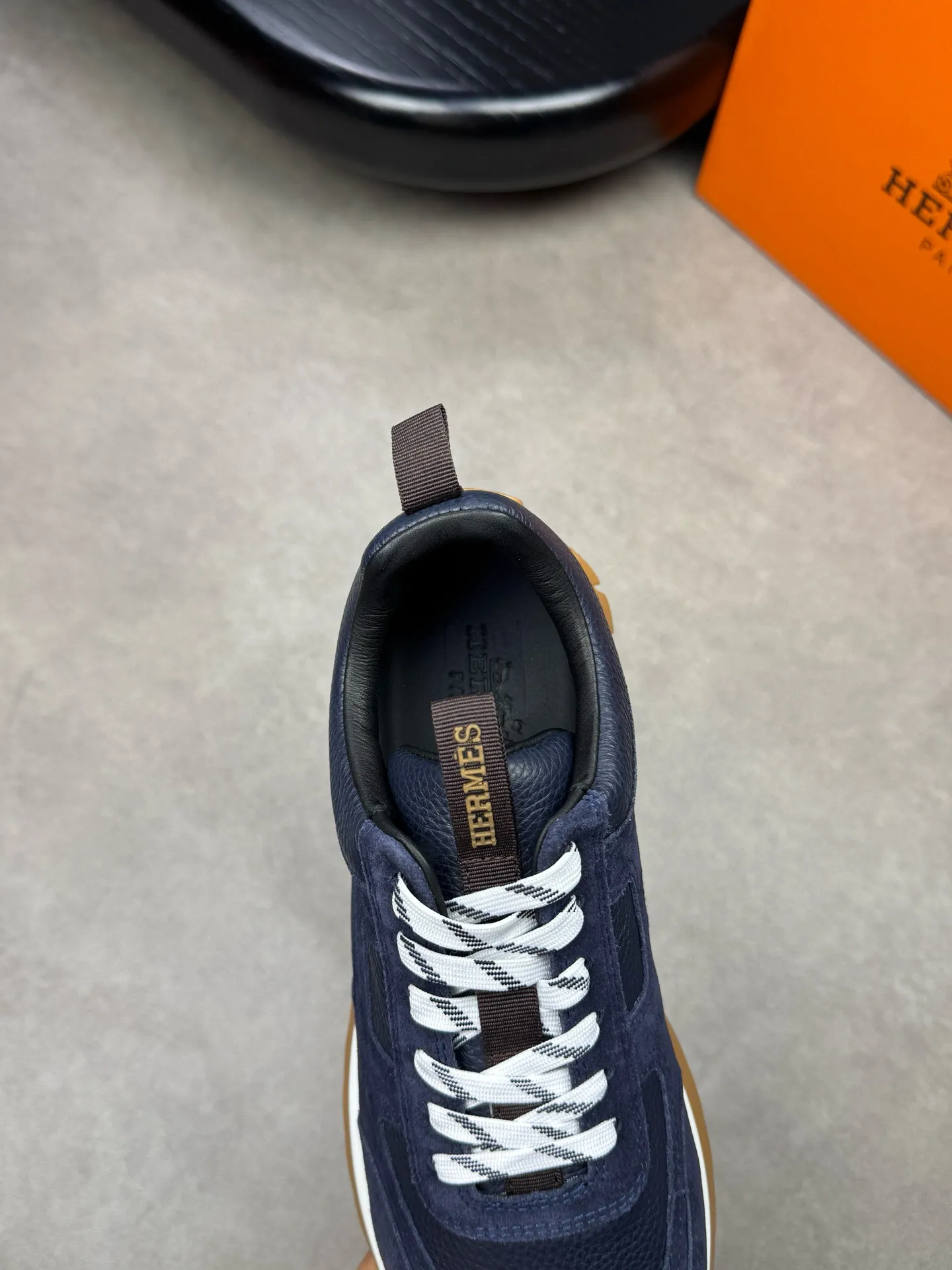 [HERMES] Hermes men's shoes 💰: 800💰 - High-end quality original items 🔍🔍🔍 casual sports shoes - Upper: 🔝 pebbled calfskin, suede calfskin, shoe body forged ´H´ totem, tongue webbing injection molded brand logo - Lining: brand canvas, foot pads; water-dyed cowhide -Outsole: Ultra-light T men's shoes 💰U foam; two-color molded outsole -Ultra-high quality control and fine workmanship: highlighted (high-end, extravagance, grade) -Size: 38-44 (45, can be customized)